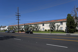 Chatsworth Gardens in Chatsworth, CA - Building Photo - Building Photo