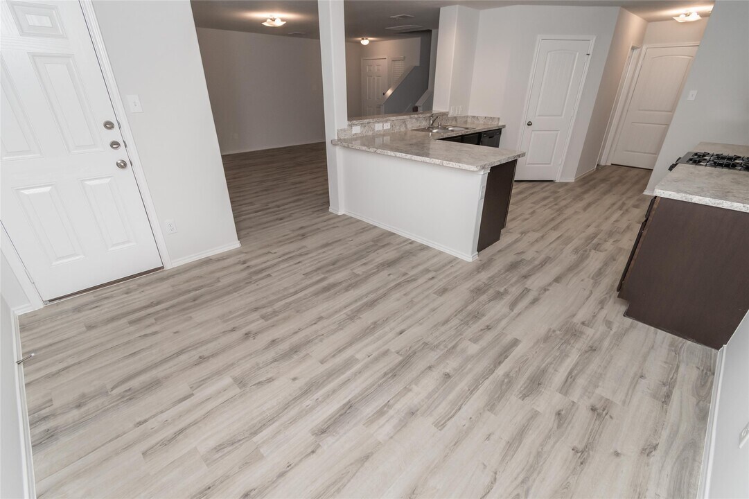 9108 Yellow Rose Dr in Texas City, TX - Building Photo