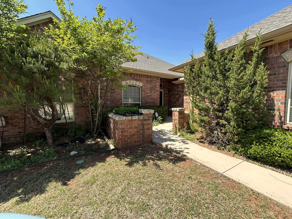 10237 Hawthorn Dr in Oklahoma City, OK - Building Photo