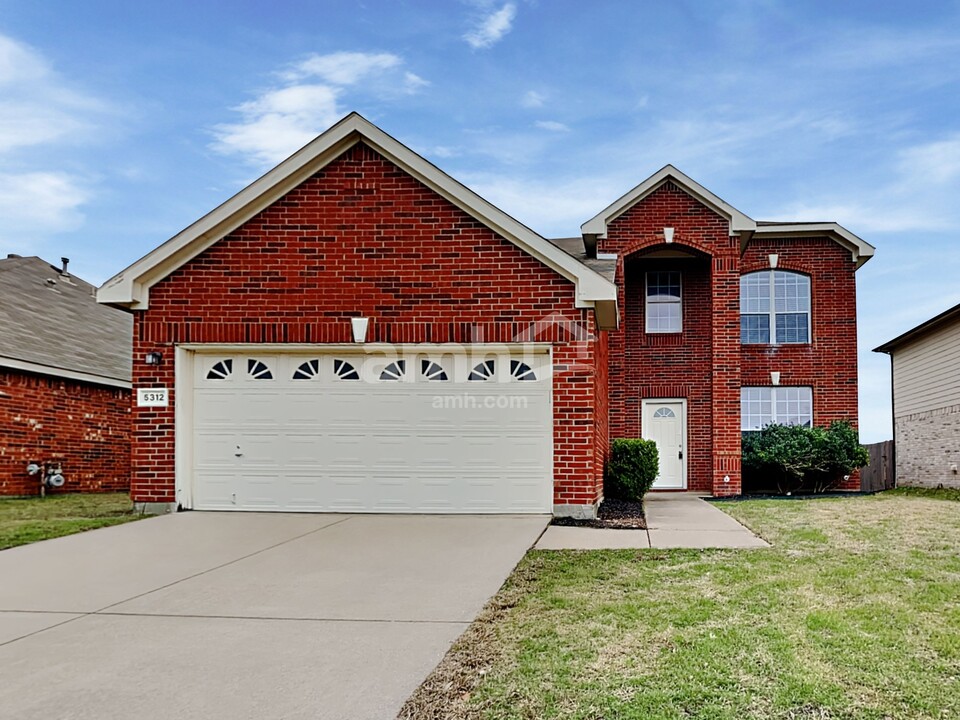 5312 Bison Ct in Watauga, TX - Building Photo