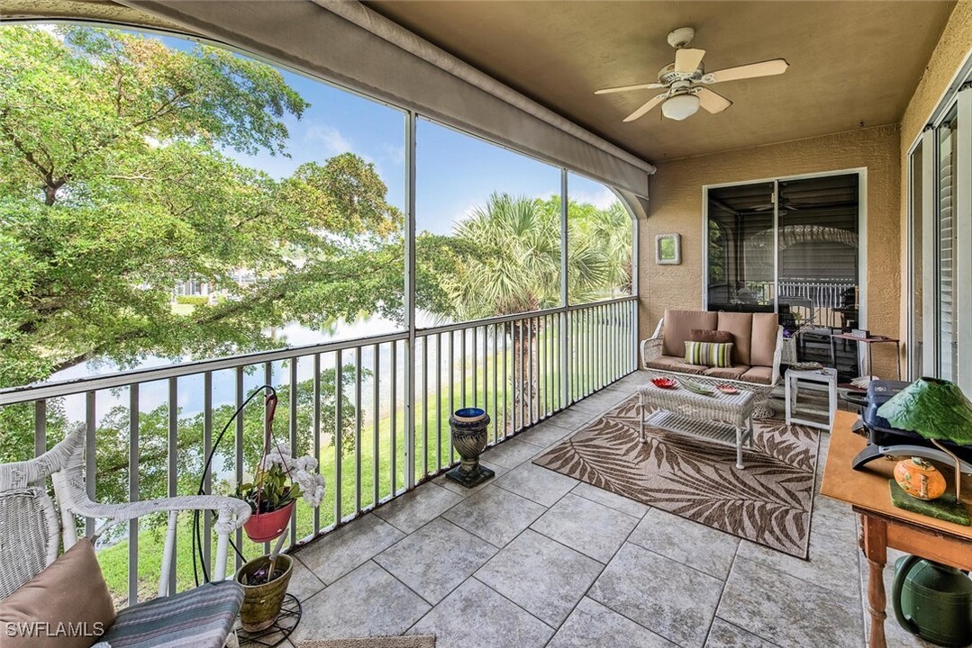 23036 Lone Oak Dr in Estero, FL - Foto de edificio