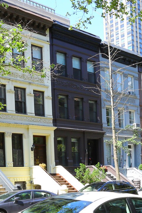 318 W 71st St in New York, NY - Building Photo