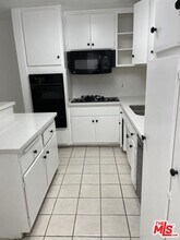 423 Rexford Dr-Unit -105 in Beverly Hills, CA - Building Photo - Building Photo