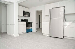 1323 N Federal Hwy in Hollywood, FL - Building Photo