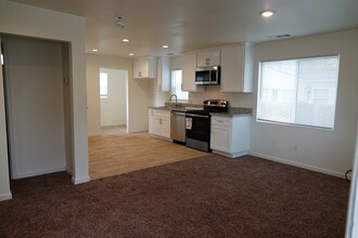 221 E Moneta Ave in Bakersfield, CA - Building Photo - Interior Photo