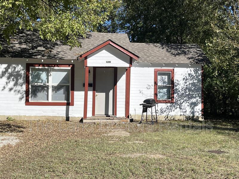 810 E Corona St in Ada, OK - Foto de edificio