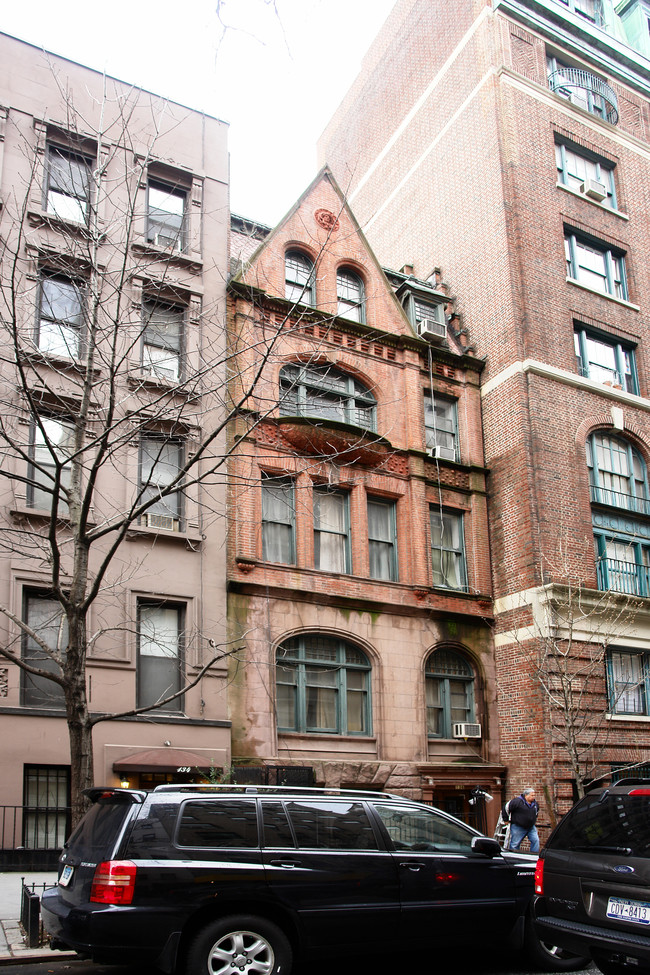 136 W 71st St in New York, NY - Building Photo - Building Photo