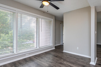 Emerald Hills Apartments in Kansas City, MO - Building Photo - Interior Photo