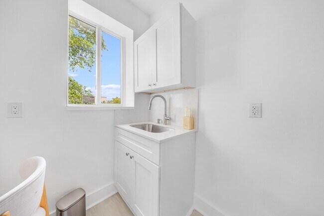 1250 SW 6th St in Miami, FL - Foto de edificio - Building Photo