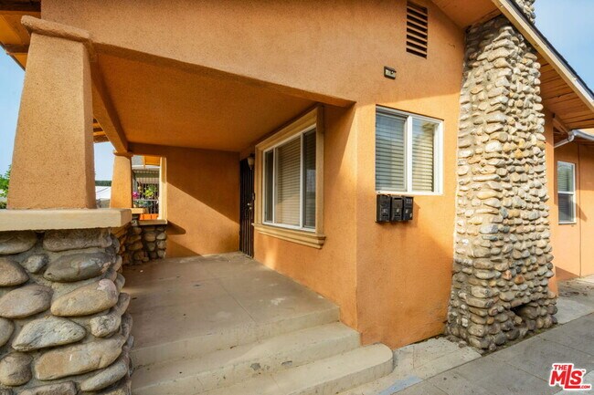 333 W 70th St in Los Angeles, CA - Building Photo - Building Photo