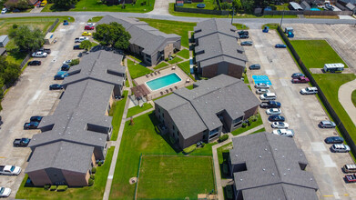 Carriage House Apartments in Nederland, TX - Foto de edificio - Building Photo