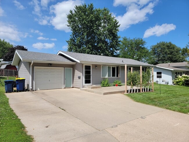 512 Spruce Dr in Pella, IA - Building Photo - Building Photo