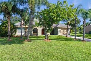 737 SW Belmont Cir in Port St. Lucie, FL - Building Photo