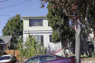 1919 42nd St in Oakland, CA - Foto de edificio - Building Photo