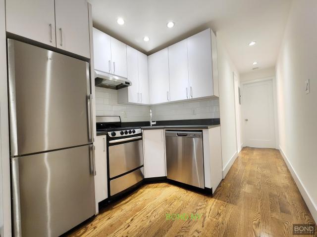 304 E 49th St in New York, NY - Building Photo - Building Photo