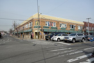 942-956 Hempstead Tpke in Franklin Square, NY - Building Photo - Building Photo