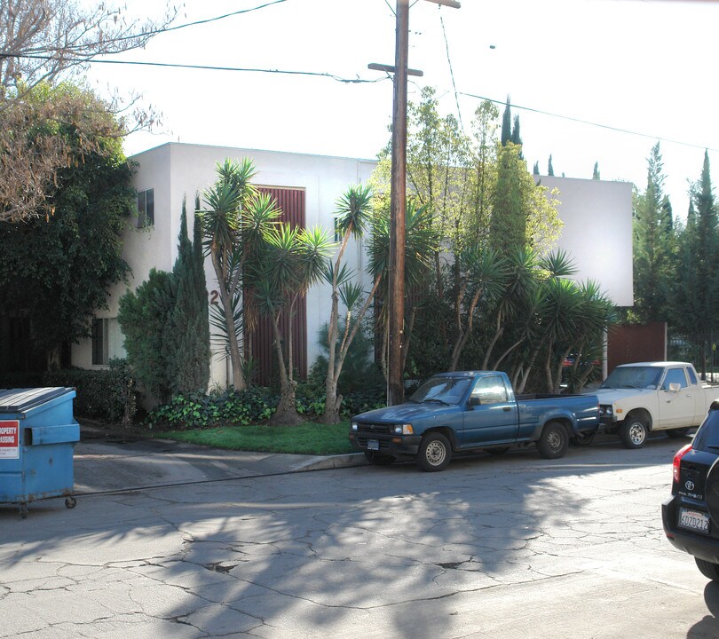 5022 Riverton Ave in North Hollywood, CA - Foto de edificio