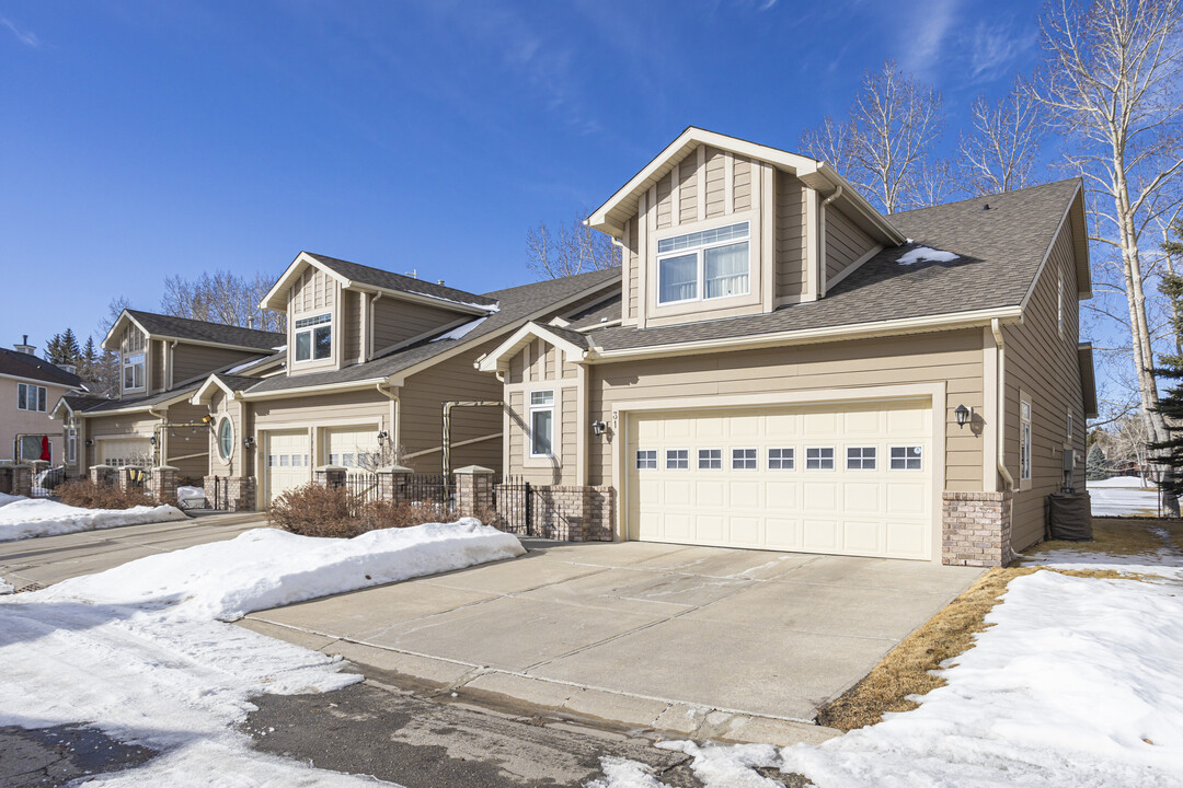 Varsity Villas in Calgary, AB - Building Photo