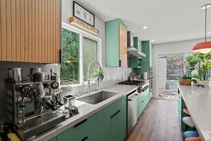 11038 Blix St in North Hollywood, CA - Building Photo