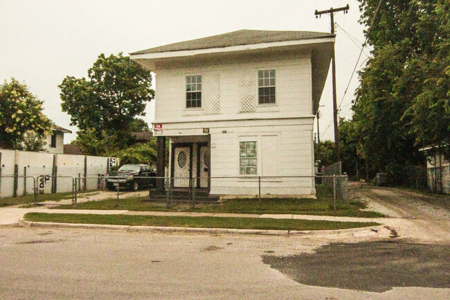 118 N Van Buren Ave