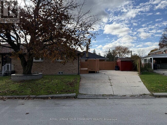 2 Mackinac Crescent in Toronto, ON - Building Photo - Building Photo