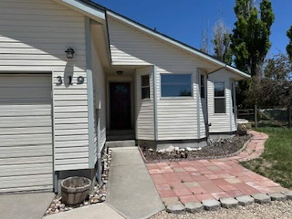 319 Blakeland Dr in Spring Creek, NV - Foto de edificio
