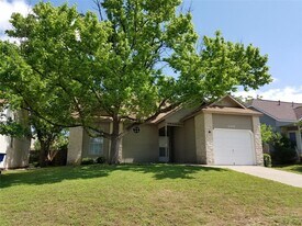 2208 Quiet Wood Dr in Austin, TX - Building Photo