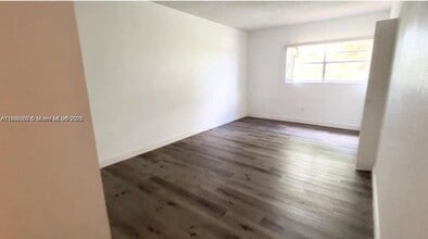 1305 W 53rd St, Unit 430 in Hialeah, FL - Building Photo - Building Photo