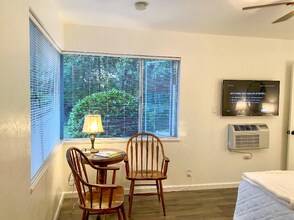 1042 Easum Dr in Napa, CA - Foto de edificio - Building Photo