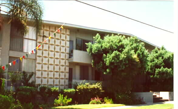 8825 Woodman Ave in Van Nuys, CA - Building Photo - Building Photo