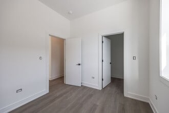 2920 W Belmont Ave, Unit 2R in Chicago, IL - Building Photo - Building Photo