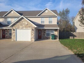 16318 Holy Cross Ln in St. Robert, MO - Building Photo