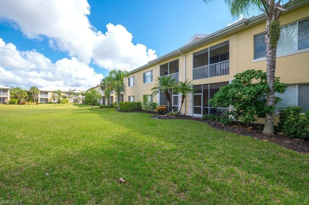1405 Sweetwater Cove-Unit -203 in Naples, FL - Foto de edificio