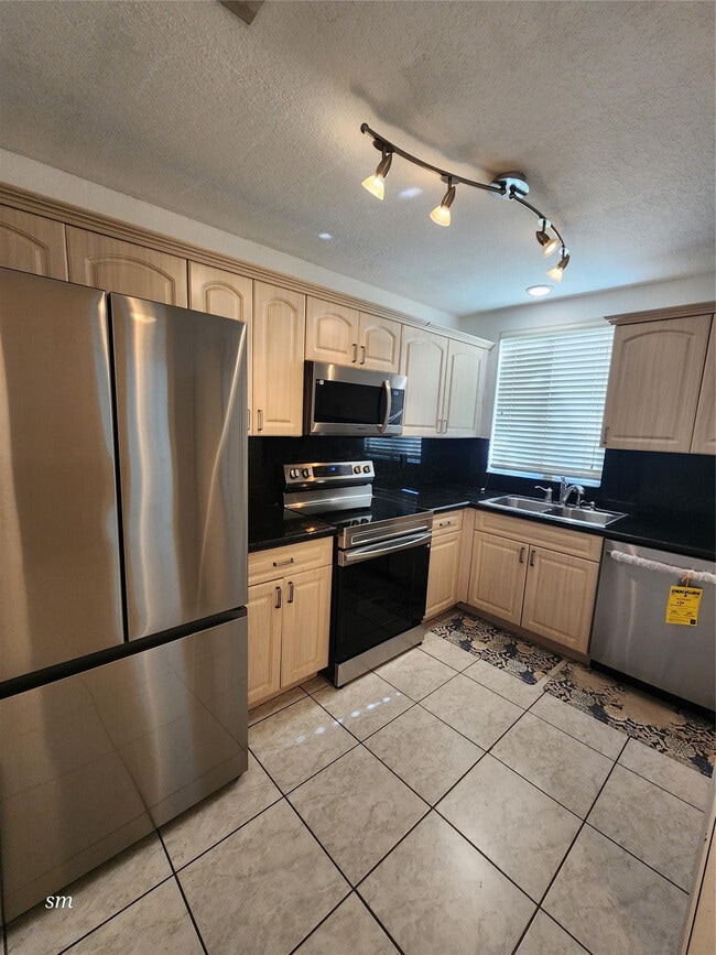 119 Hidden Ct Rd in Hollywood, FL - Building Photo - Building Photo