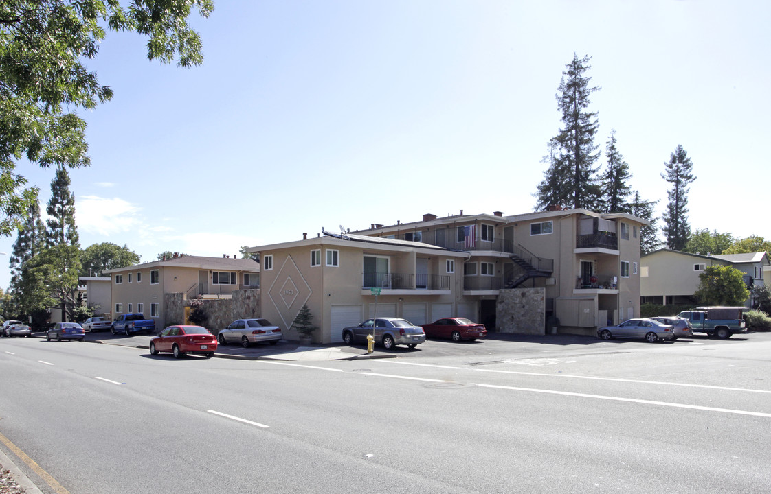 1963 Woodside Rd in Redwood City, CA - Building Photo