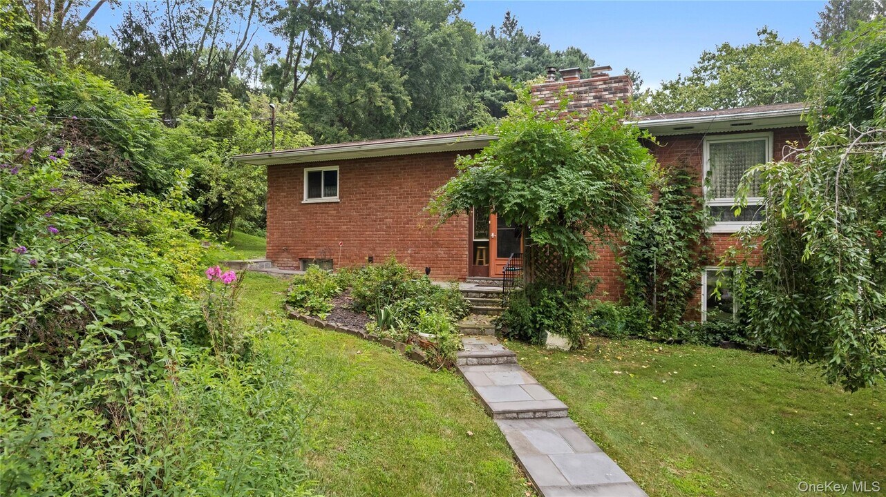 210 Augusta Dr in Hopewell Junction, NY - Building Photo
