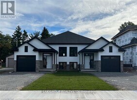 4590 Lee Ave in Niagara Falls, ON - Building Photo