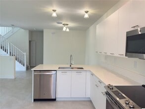 8317 NW 45th St in Doral, FL - Building Photo - Building Photo