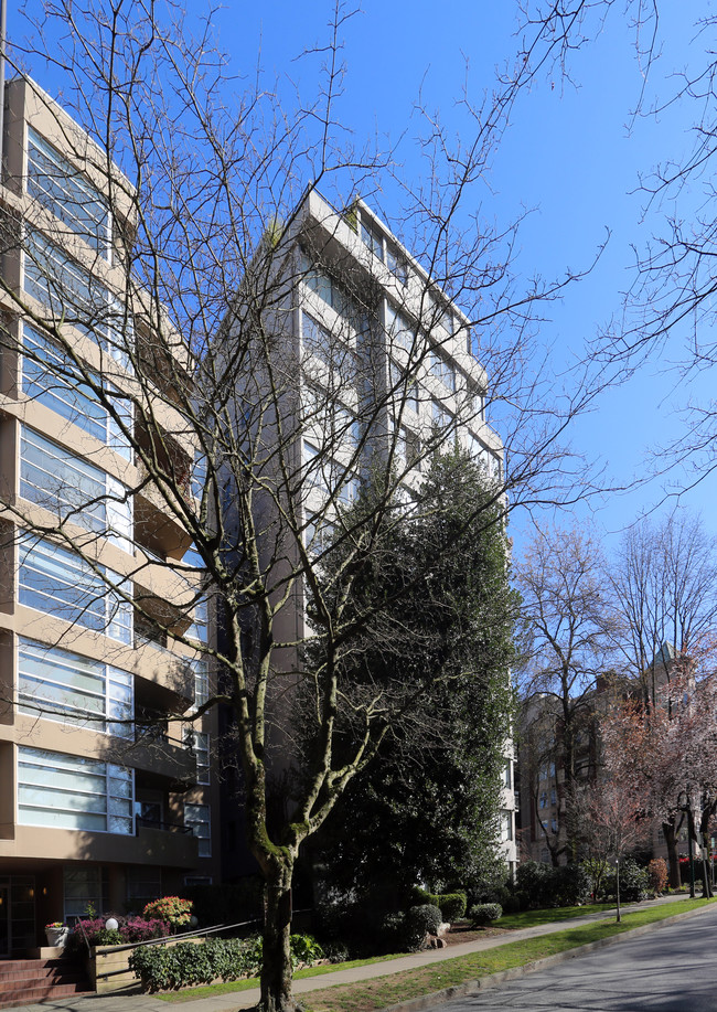 Barons Court in Vancouver, BC - Building Photo - Building Photo