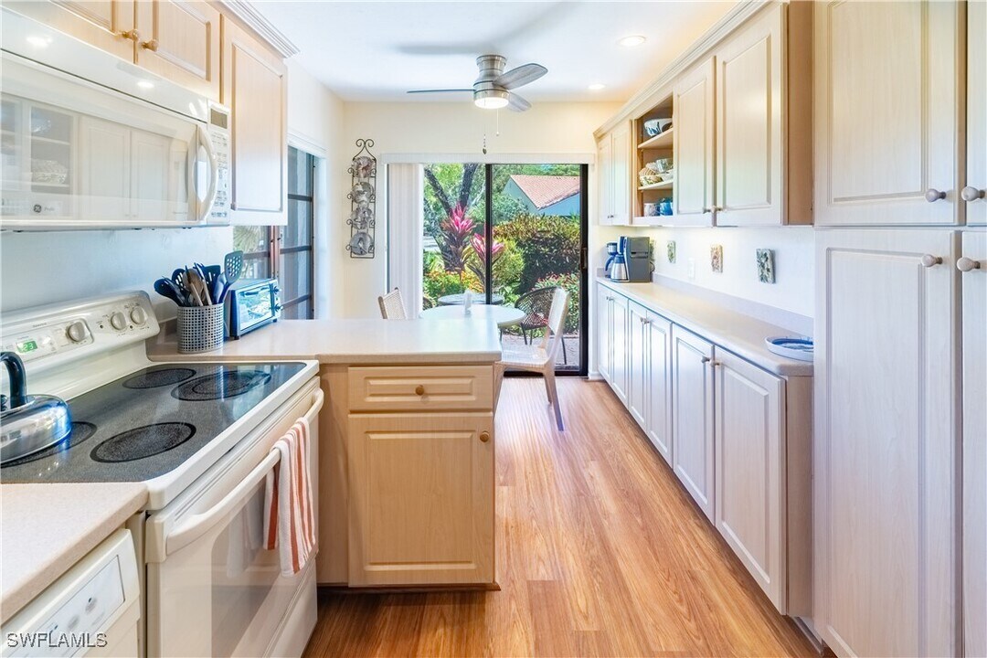 522 Beachwalk Cir in Naples, FL - Building Photo