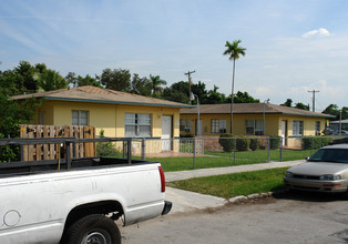 2535 SW 27th St in Miami, FL - Foto de edificio - Building Photo