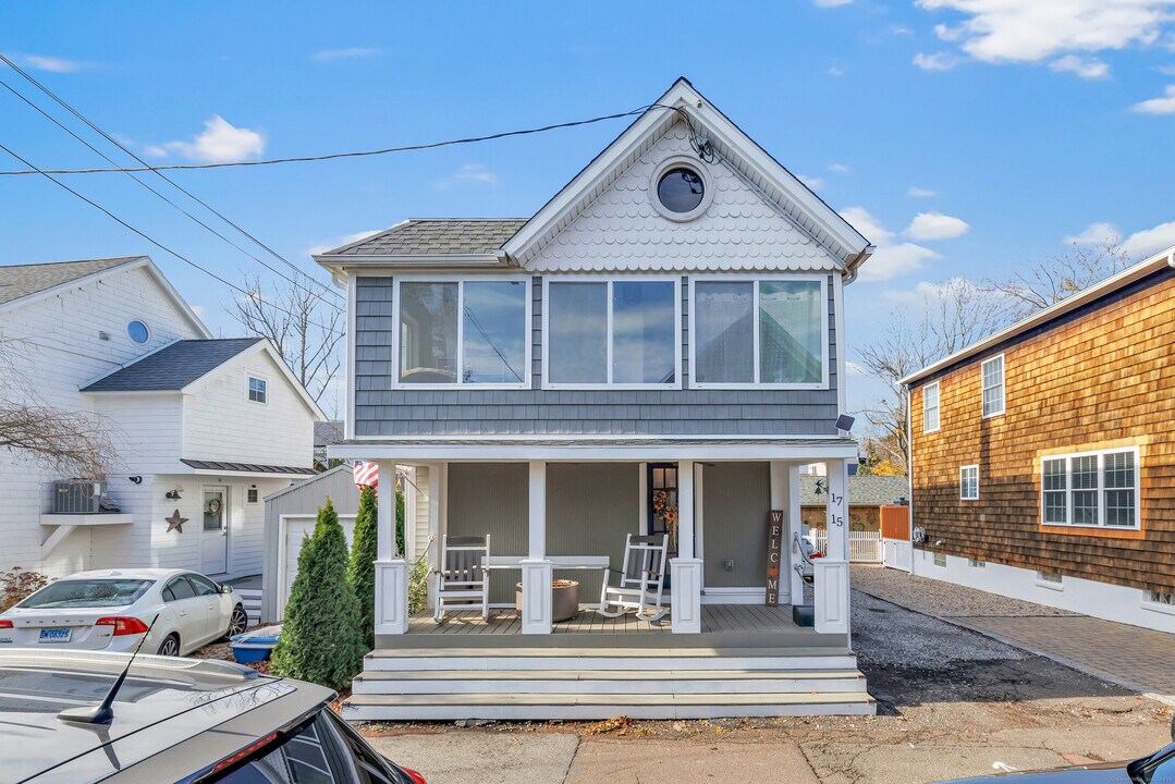 15 Bristol St in Branford, CT - Building Photo