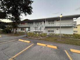 68 Sussex E in West Palm Beach, FL - Building Photo