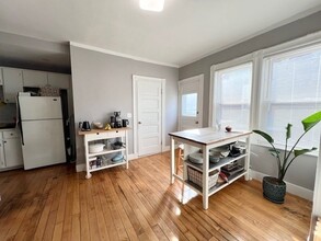 34 Rich St, Unit 1 in Waltham, MA - Building Photo - Building Photo