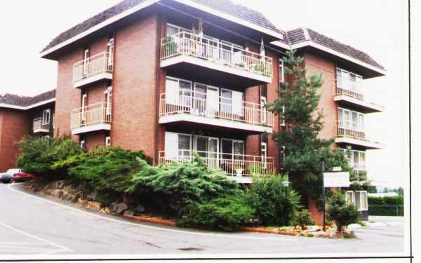 Villanelle Apartments in Tukwila, WA - Foto de edificio