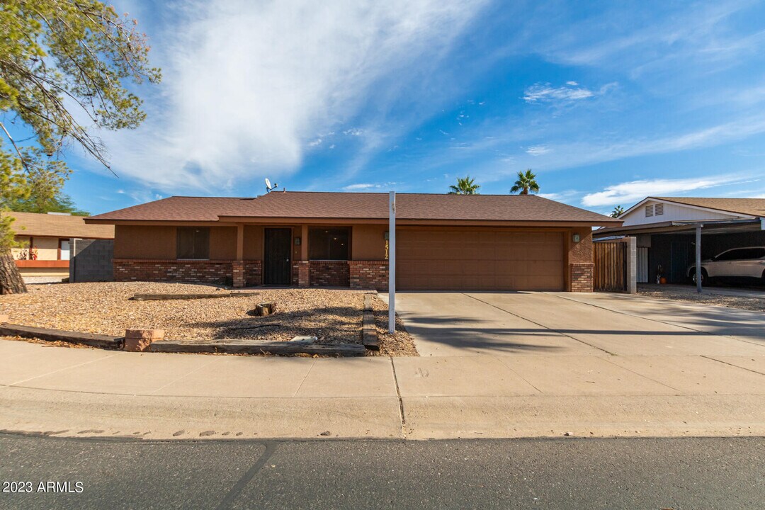1512 W Estrella Dr in Chandler, AZ - Foto de edificio