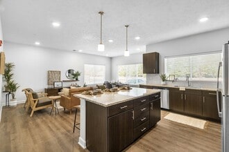 Page Living at Pinnacle Hills in Rogers, AR - Foto de edificio - Building Photo