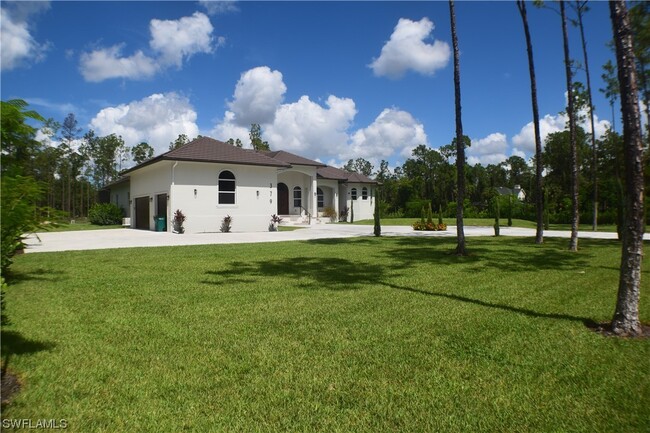 379 25th St NW in Naples, FL - Foto de edificio - Building Photo