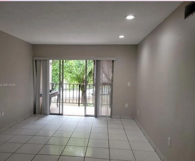 6055 W 19th Ave, Unit 3 in Hialeah, FL - Foto de edificio - Building Photo