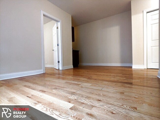 951 W Cornelia Ave, Unit 951-2A in Chicago, IL - Foto de edificio - Building Photo